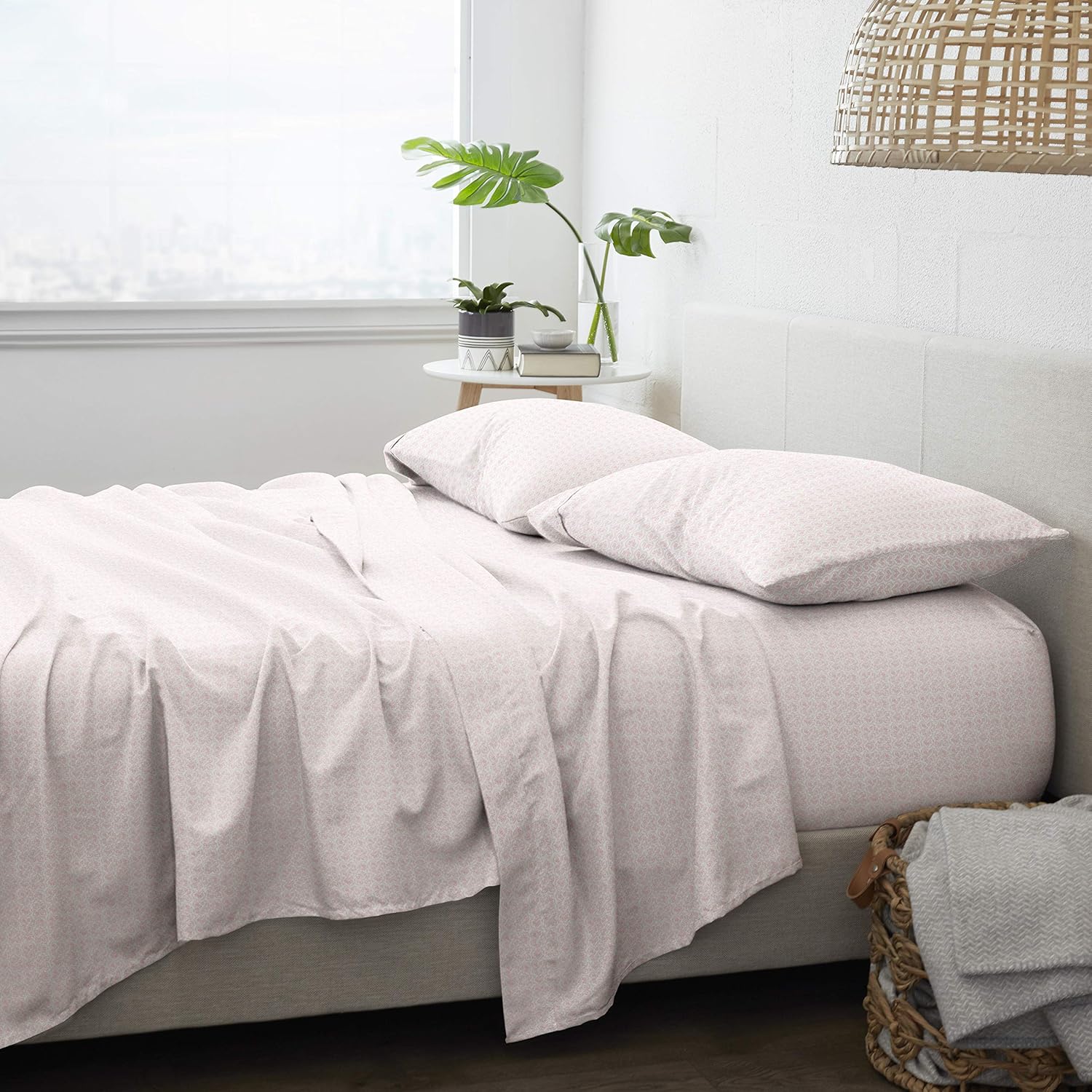 Premium Ultra Soft Classic in Pink Pattern 4 Piece Bed Sheet Set